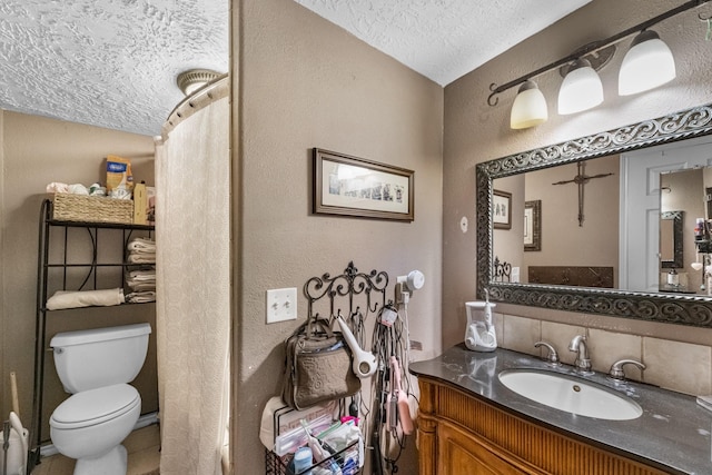 full bathroom featuring a textured ceiling, toilet, a shower with shower curtain, vanity, and decorative backsplash