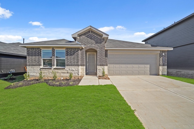 view of front facade with a garage and a front yard