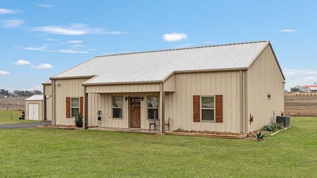 view of front of property featuring central AC unit and a front yard