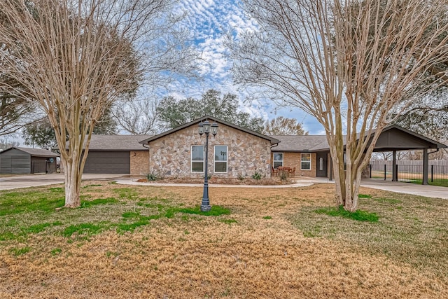 single story home with a front lawn