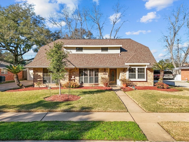 view of front of property featuring a front lawn