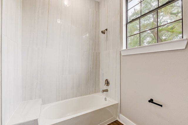 bathroom with tiled shower / bath