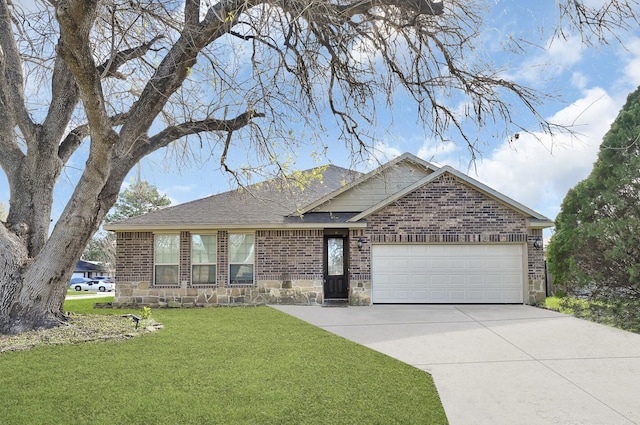 view of front facade featuring a garage and a front yard