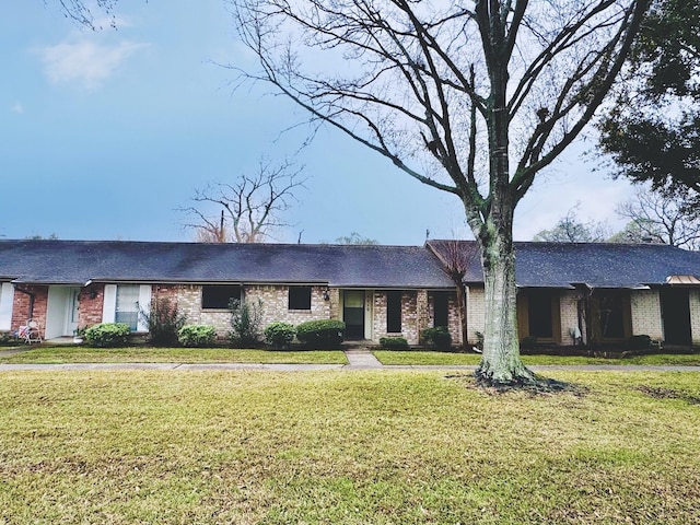 ranch-style home featuring a front lawn