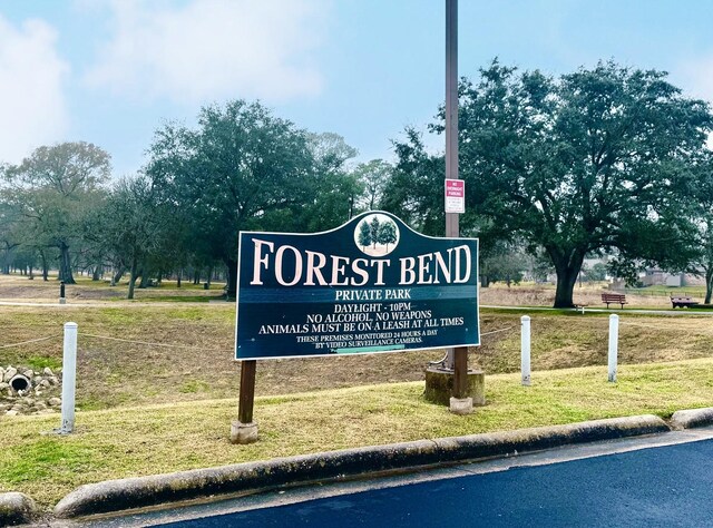 community sign featuring a yard