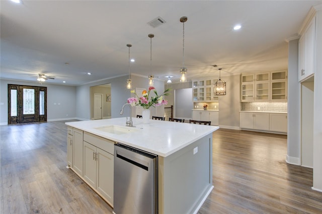 kitchen with sink, white cabinetry, an island with sink, decorative light fixtures, and stainless steel dishwasher