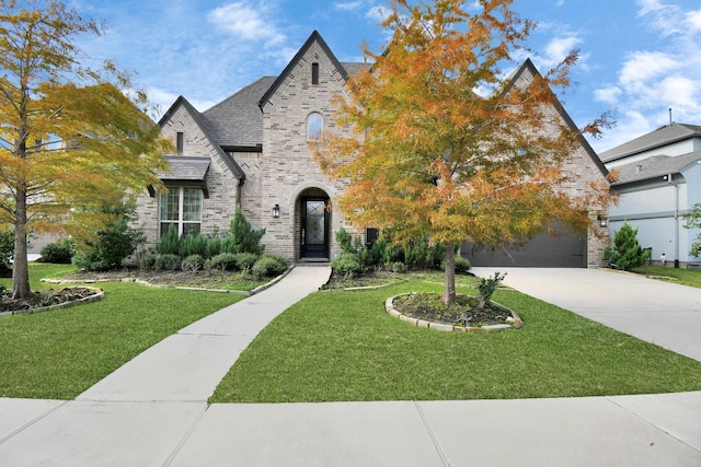 view of front facade featuring a front yard