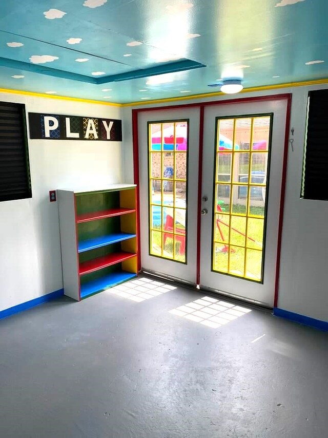 entryway featuring concrete flooring