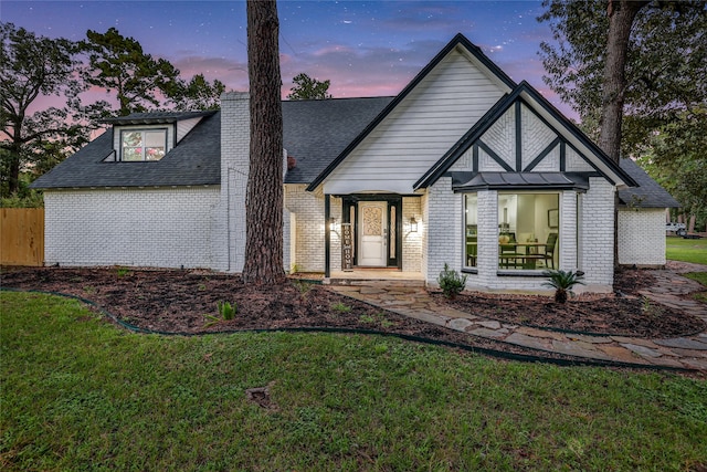 view of front of property featuring a yard