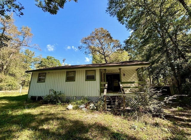 view of front of house featuring a front yard