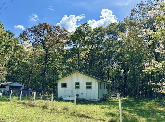 view of side of property featuring a yard