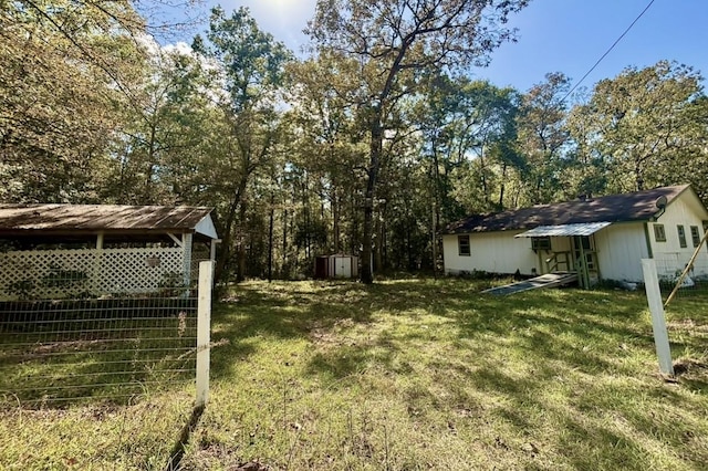 view of yard with a shed