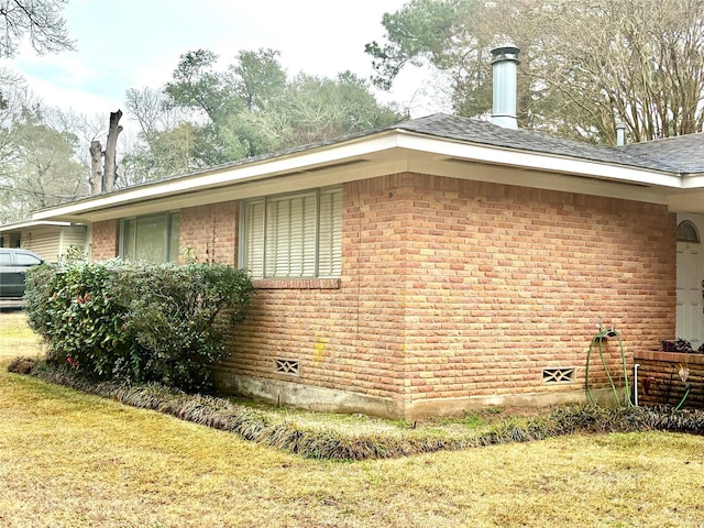 view of side of property featuring a lawn