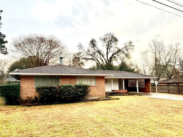 ranch-style house featuring a front yard