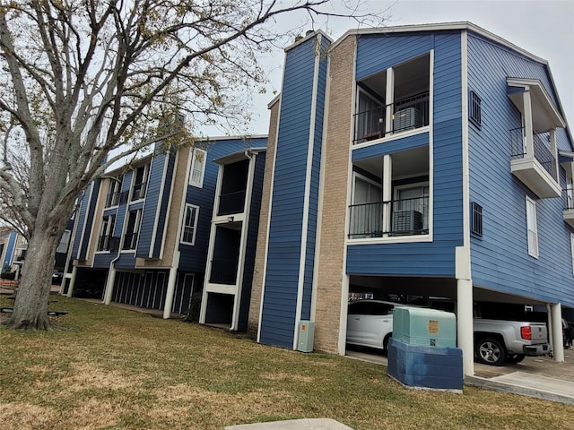 view of side of property featuring a lawn