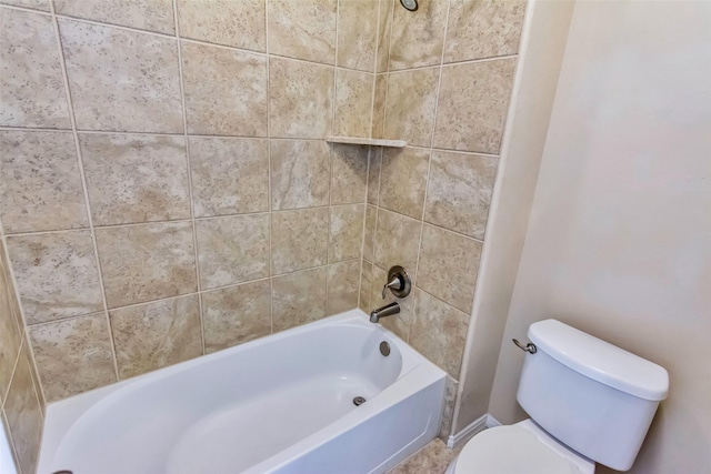 bathroom with tiled shower / bath and toilet