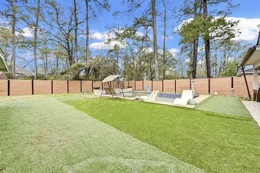 view of yard featuring a swimming pool