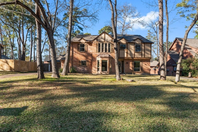 view of front of property featuring a front lawn