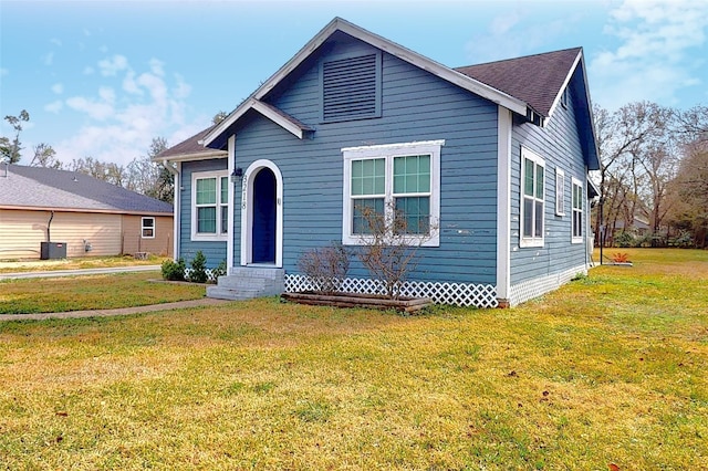 view of front facade featuring a front lawn