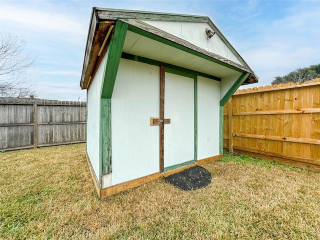 view of outdoor structure with a yard