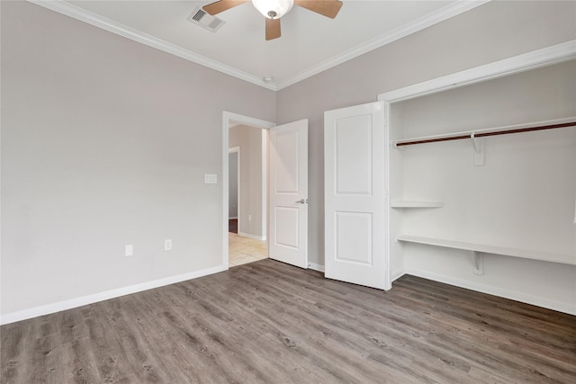 unfurnished bedroom with ceiling fan, ornamental molding, hardwood / wood-style floors, and a closet