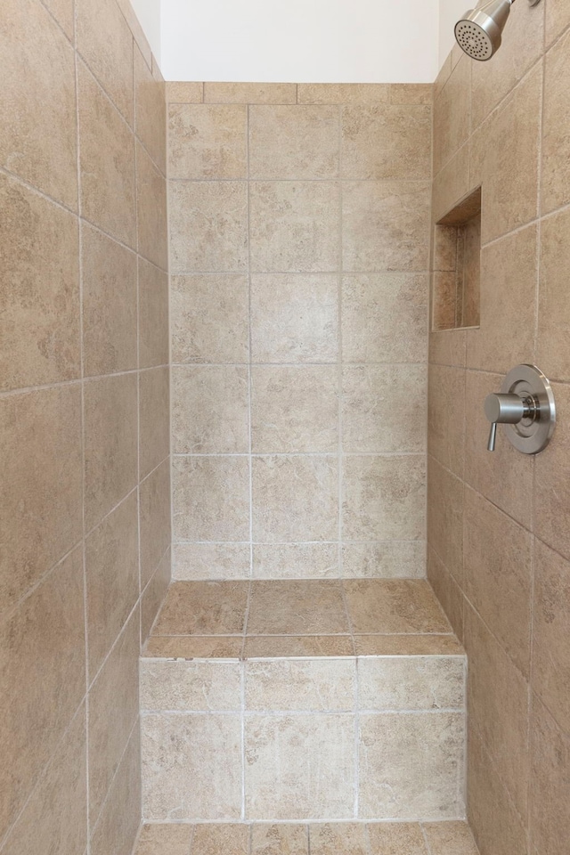 bathroom featuring a tile shower