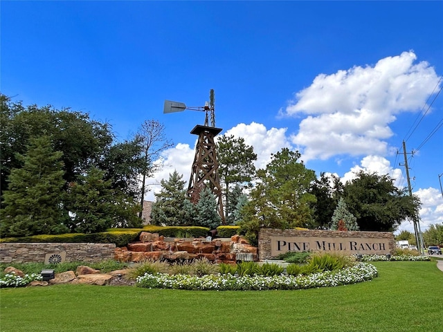 community sign featuring a yard