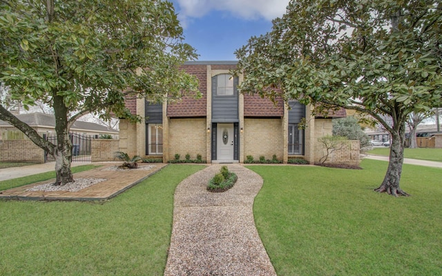 view of front of property featuring a front lawn