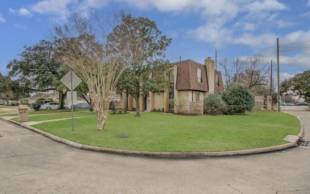 view of front of house featuring a front lawn