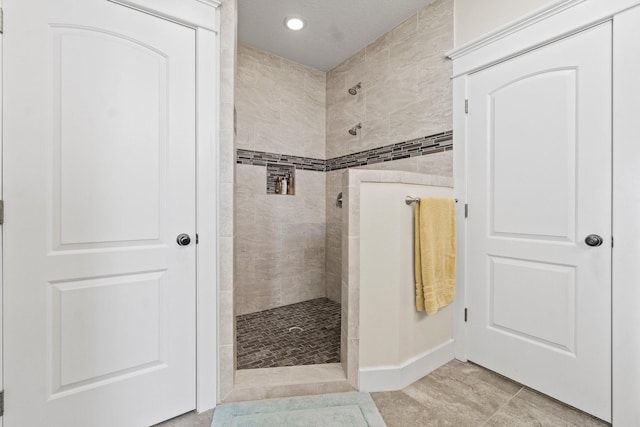 bathroom featuring tiled shower