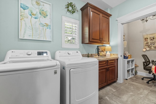 washroom featuring cabinets, sink, and washing machine and clothes dryer