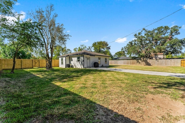 view of yard with a patio area