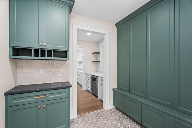 bar featuring tasteful backsplash, beverage cooler, and green cabinetry