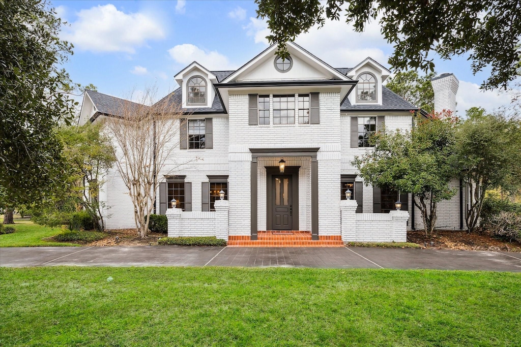 view of front of property featuring a front yard