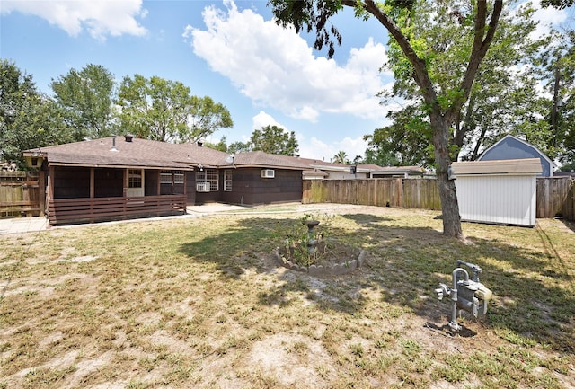 view of yard featuring a shed