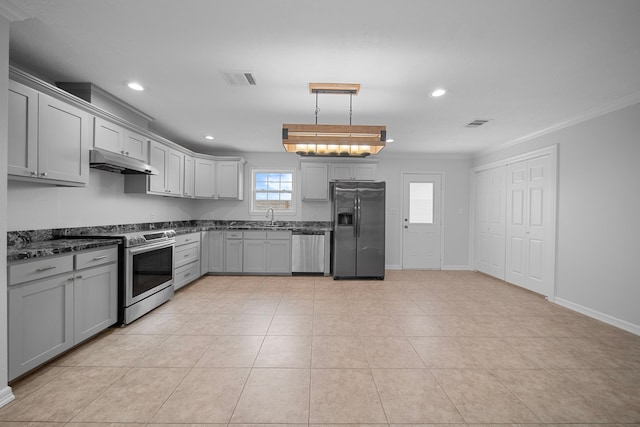 kitchen with sink, gray cabinets, hanging light fixtures, stainless steel appliances, and ornamental molding