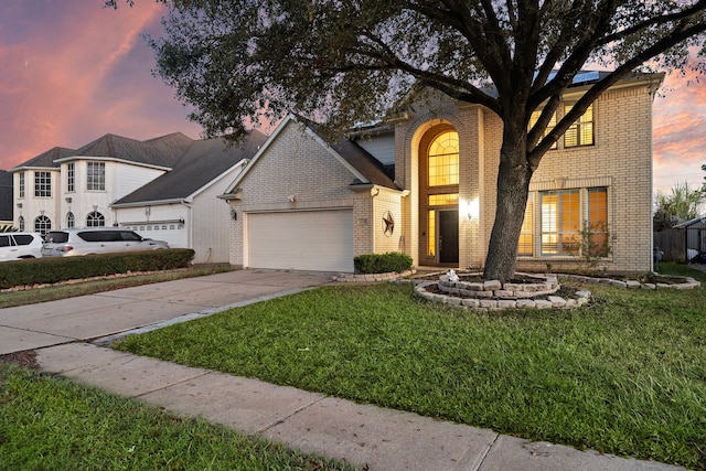 view of front facade featuring a garage and a yard