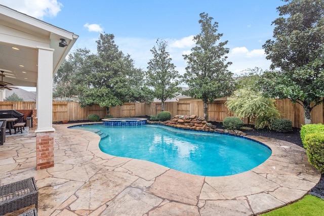 view of pool with an in ground hot tub, ceiling fan, and a patio area