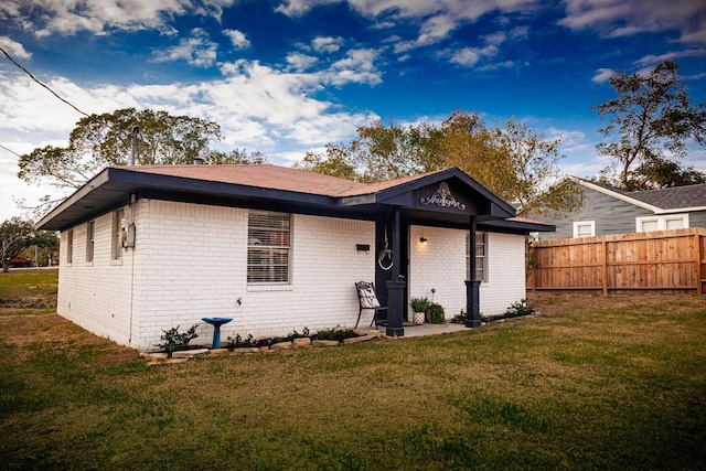 view of front of home featuring a front lawn