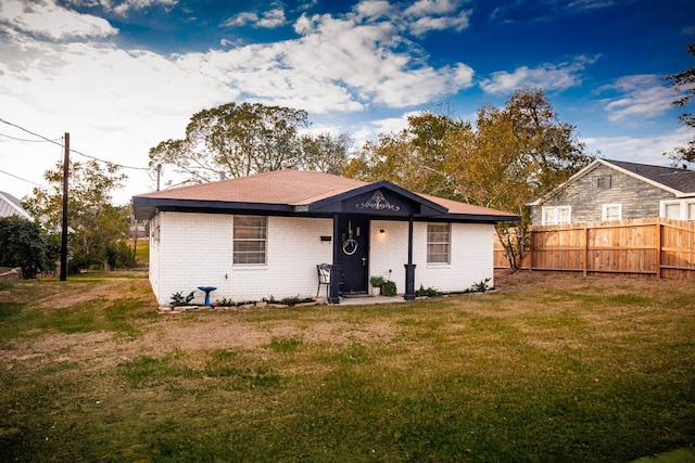 view of front of home featuring a front yard