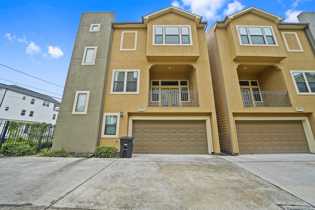 townhome / multi-family property featuring a garage