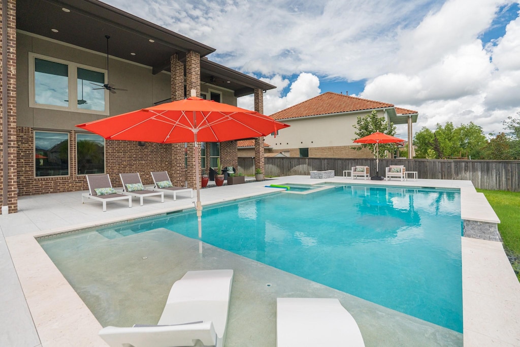 view of pool with an in ground hot tub and a patio area