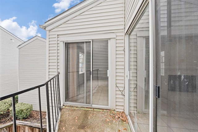 property entrance featuring a balcony