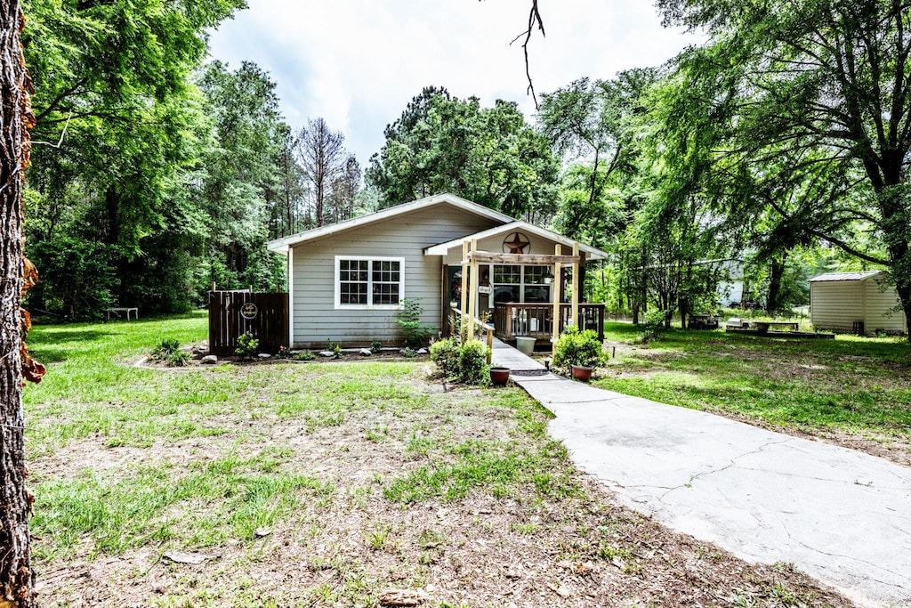 view of front facade with a porch and a front yard