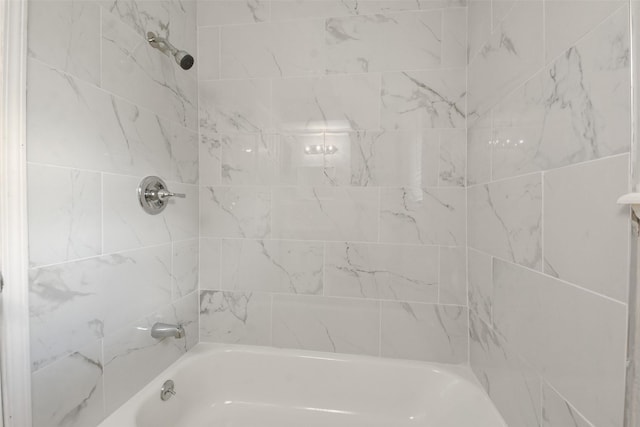 bathroom with tiled shower / bath combo