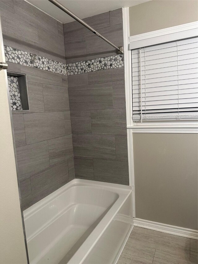 bathroom with tiled shower / bath combo