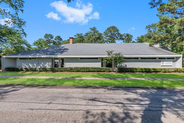 ranch-style home with a front yard