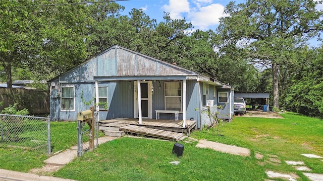 view of front of house with a front lawn