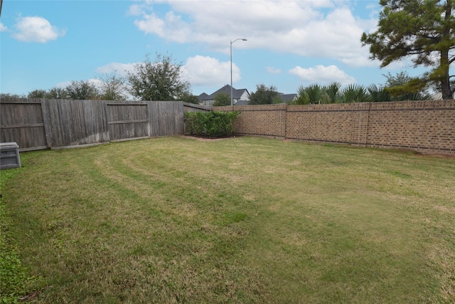 view of yard featuring a fenced backyard