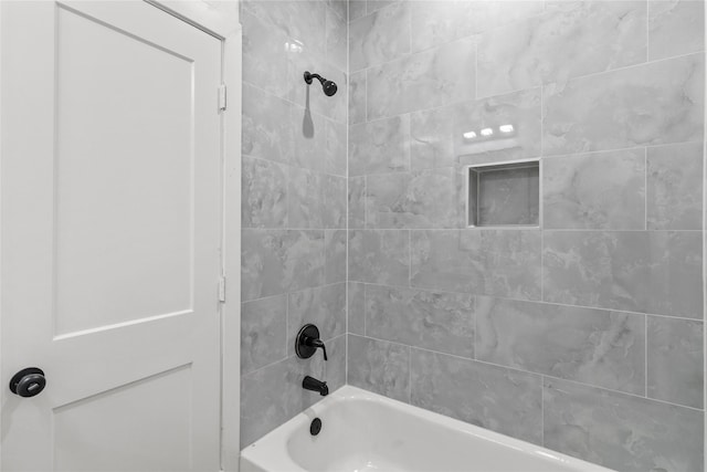 bathroom with tiled shower / bath combo